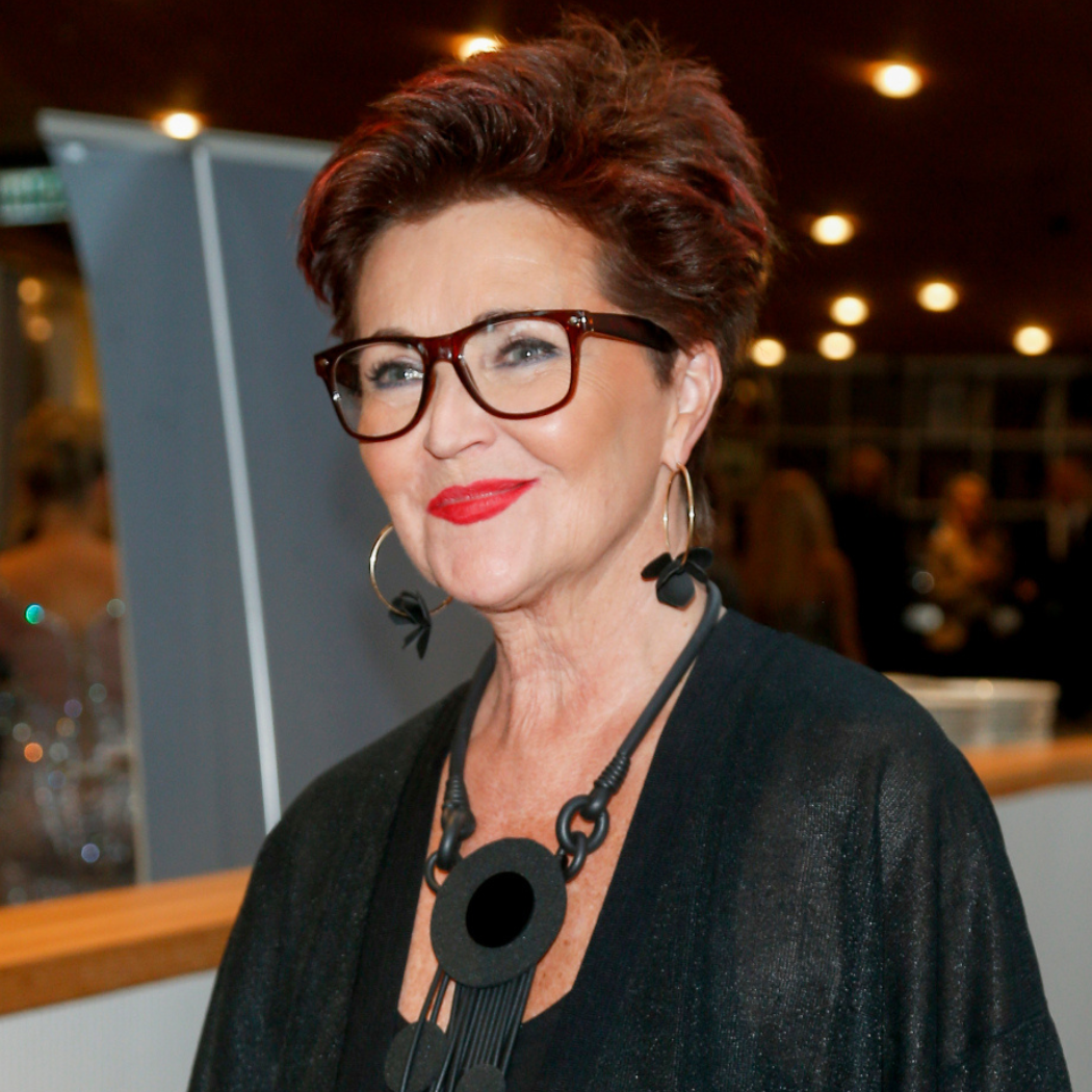 Pokazała, jak elegancko nosić nietypowy trend. Jolanta Kwaśniewska dosłownie obrosła w piórka